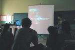 Maurício exibe um vídeo aos participantes de sua oficina